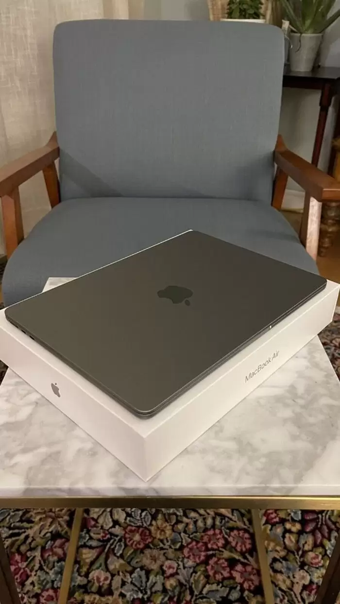 Offering 100 brand new apple macbook air 13.6 (256gb ssd, m2, 8gb) laptop starlight